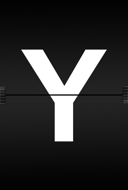 personas aprendiendo online sobre sostenibilidad y comercio digital con portátil y notas