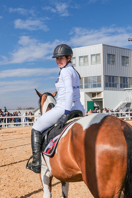 personas comprando online con bolsas reutilizables y pantalla de móvil con iconos ecológicos